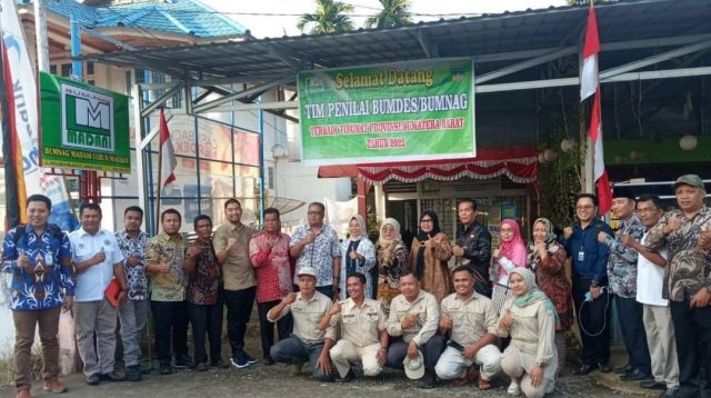 Foto bersama Tim penilai yang diketuai oleh Bapak Amriman M. S. Pd, MM, juga turut didampingi Bupati Solok Selatan yang diwakili oleh Sekdakab Dr. Syamsurizaldi, Kepala OPD, Camat, Wali Nagari, Unsur Forkopimda dan tokoh masyarakat nagari