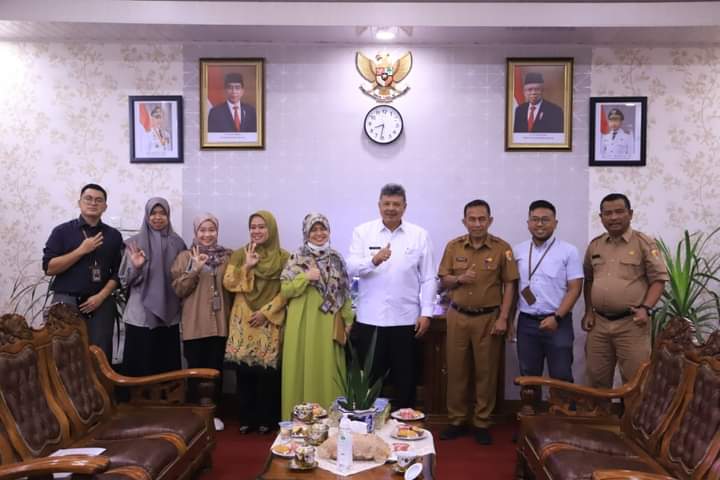 Wali Kota Solok, Zul Elfian Umar foto bersama dengan tim BPK RI Perwakilan Sumbar