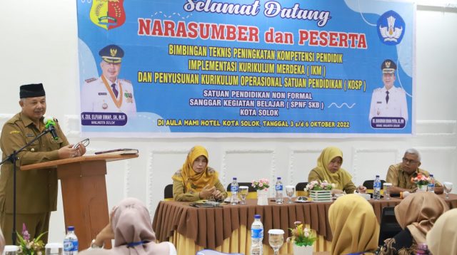 Wali Kota Solok, Zul Elfian Umar memberi saat membuka Bimtek