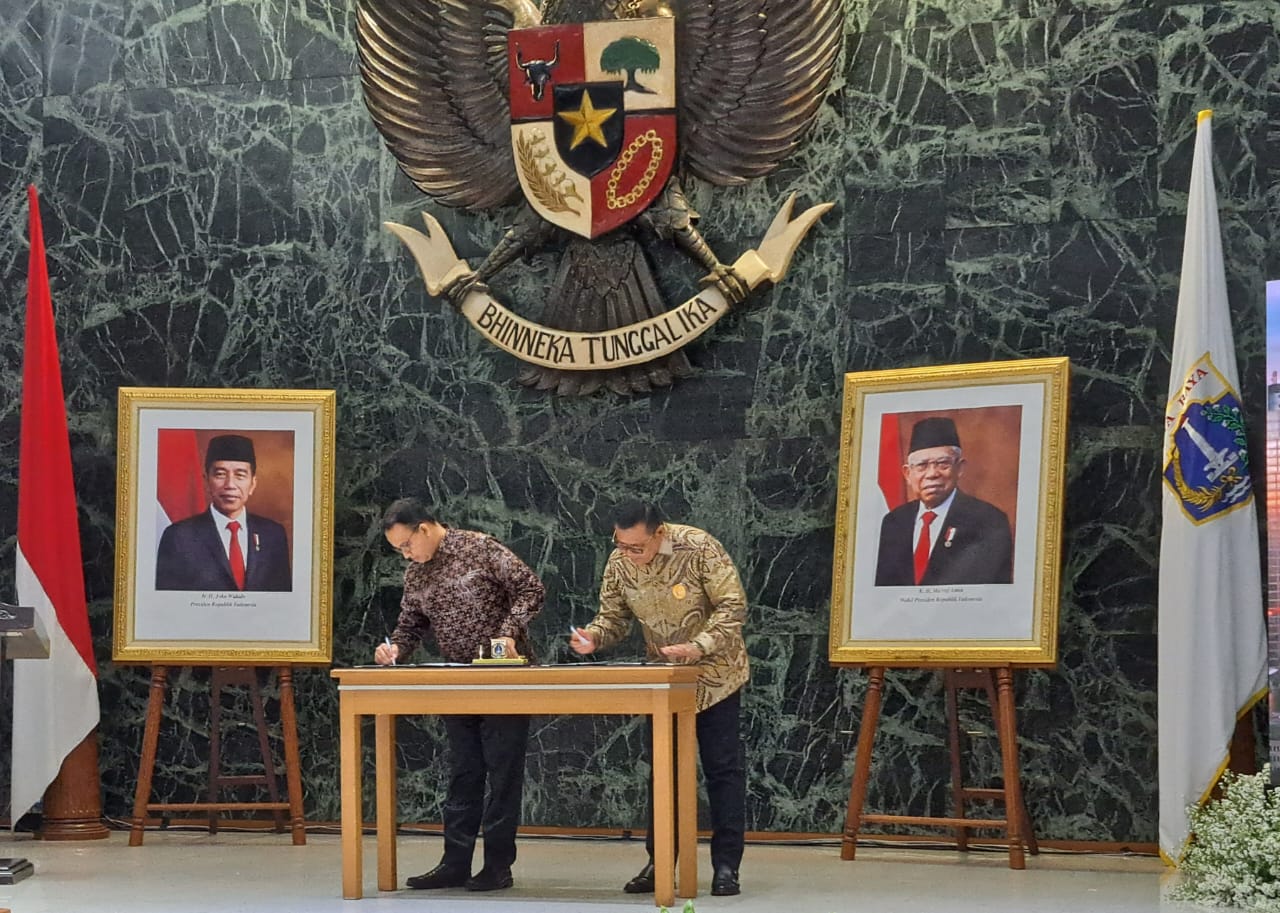 Bupati Solok, Epyardi Asda dan Gubernur DKI Jakarta, Anies Baswedan menandatangani MoU antara kedua daerah