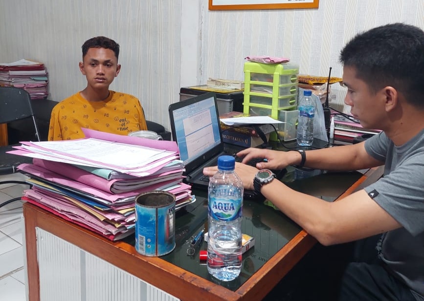 Tersangka saat diperiksa di Mapolres Solok
