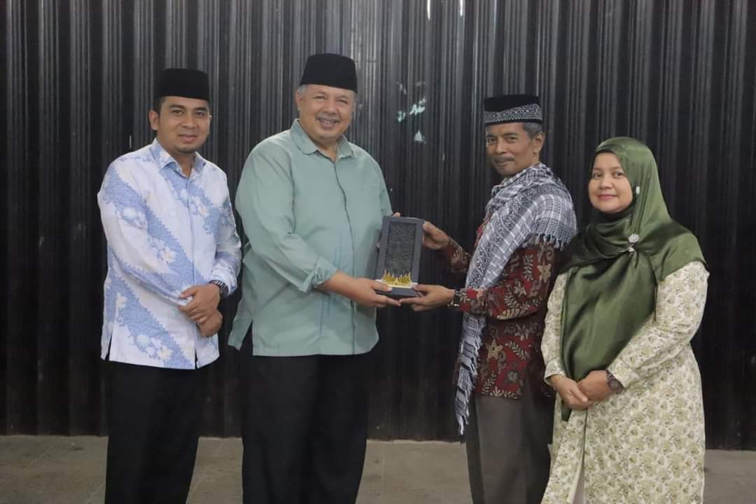 Wali Kota Solok, H. Zul Elfian Umar dan Wakil Wali Kota, Ramadhani Kirana Putra melepas Kakan Kemenag Kota Solok, Afrizal Thaib memasuki masa pensiun.