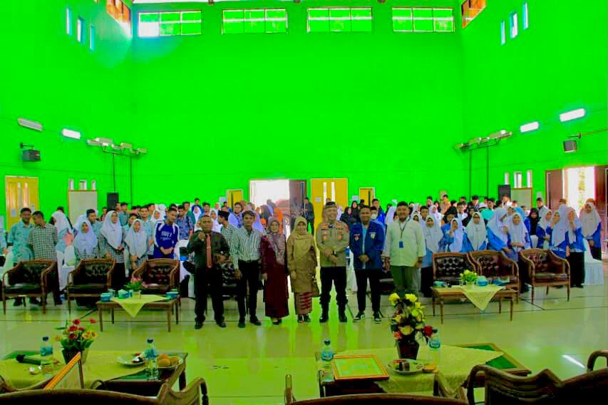 Direktur eksekutif Solok muda, Bintang marcelino foto bersama tamu undangan dan peserta FGD