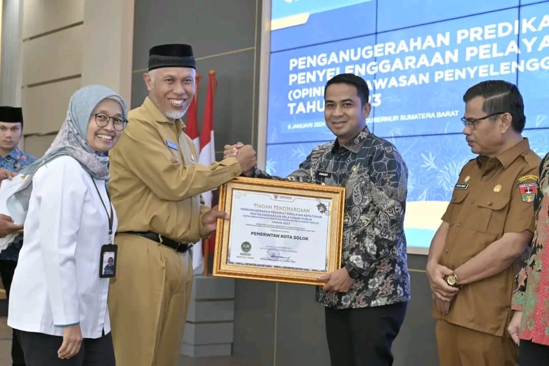 Wakil Wali Kota Solok, Dr. Ramadhani Kirana Putra menerima piagam penilaian pelayanan publik Ombudsman Perwakilan Sumbar yang diserahkan Gubernur Mahyeldi.