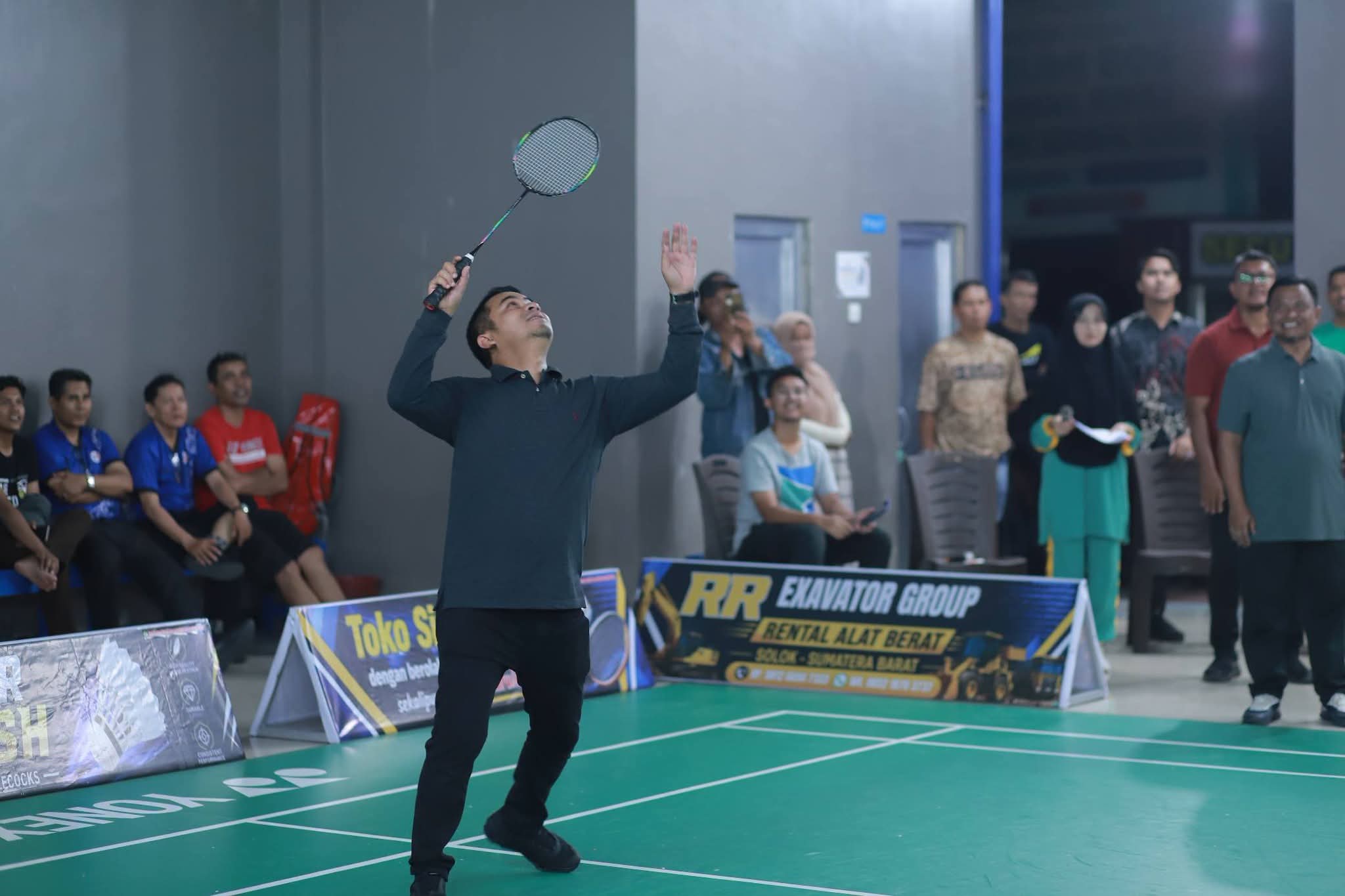 Walikota Solok Ramadhani Kirana Putra resmi membuka Turnamen Bulutangkis Bumi Bos Cup I