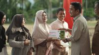 Kebahagian Petani Memperoleh Bantuan dari Walikota Solok Ramadhani Kirana Putra