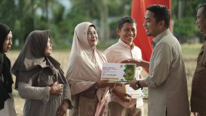 Kebahagian Petani Memperoleh Bantuan dari Walikota Solok Ramadhani Kirana Putra