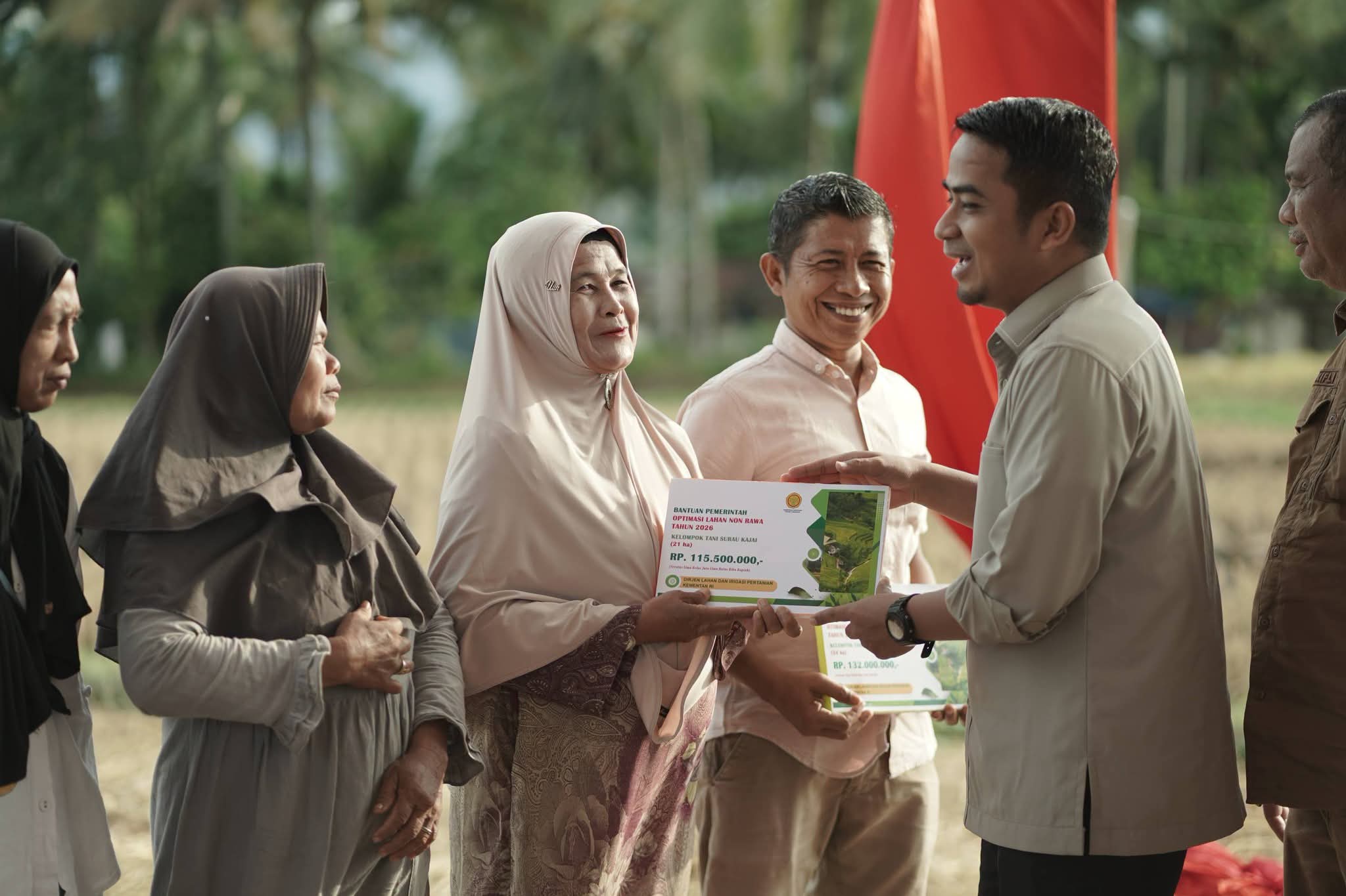 Kebahagian Petani Memperoleh Bantuan dari Walikota Solok Ramadhani Kirana Putra