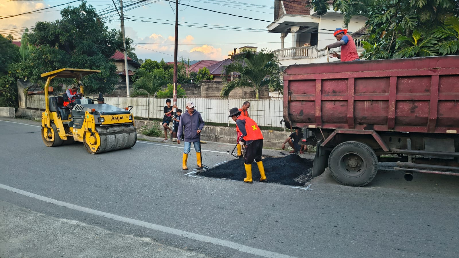 Petugas Melakukan Perawatan Jalan Pandan Ujung Hingga ke Gaung