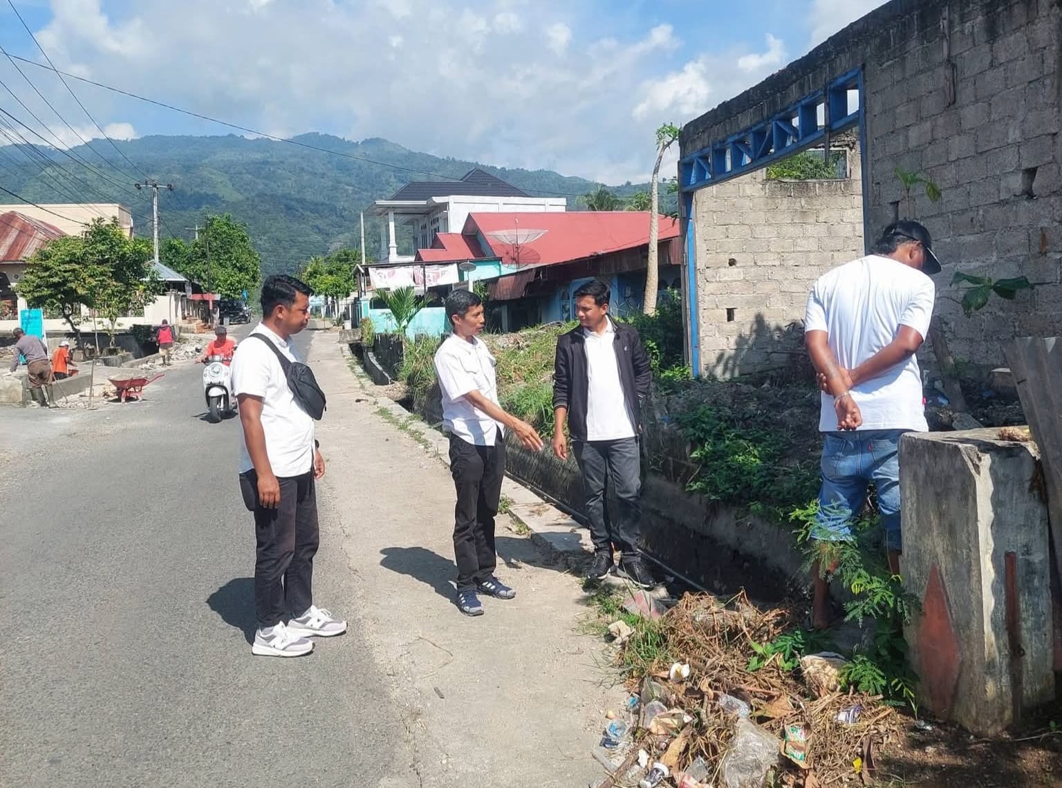 Peninjauan Drainase Surau Kajai Tanah Garam Oleh Anggota DPRD Kota Solok dan Pupr Kota Solok