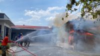 Petugas Damkar Bersama Warga Berjibaku Memadamkan Api Petugas Damkar Bersama Warga Berjibaku Memadamkan Api