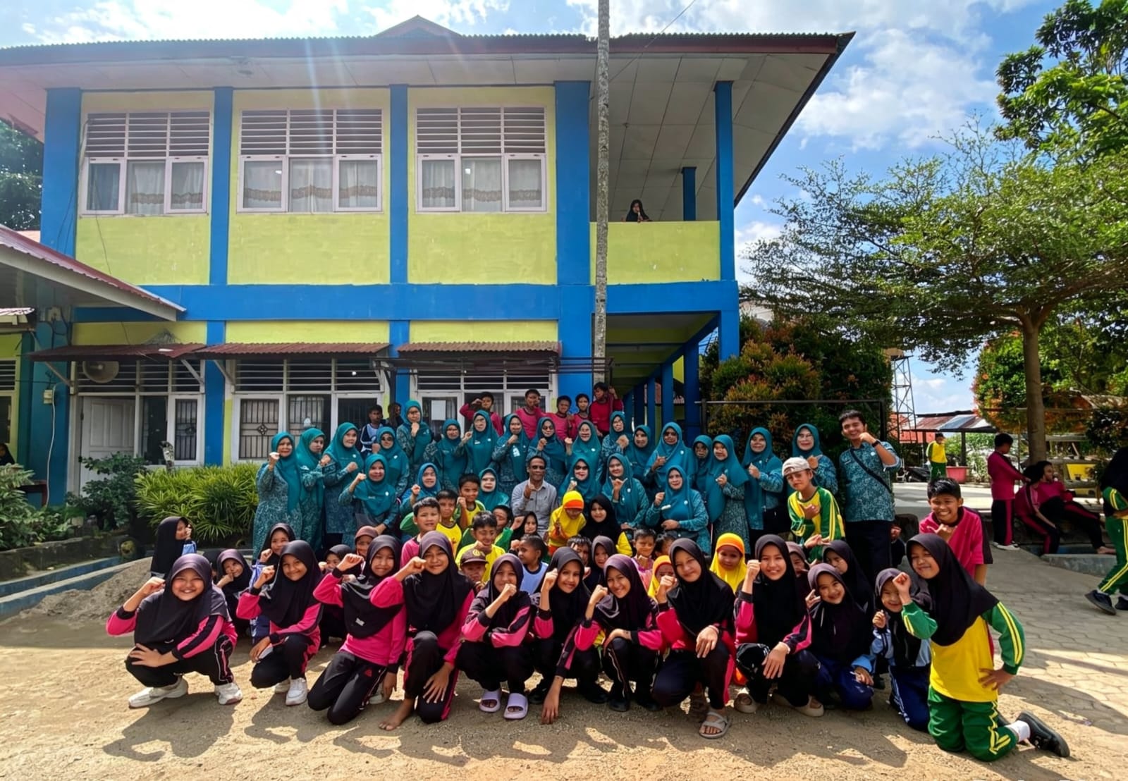 Kebersamaan Tim Penggerak PKK Kota Solok Bersama Para Siswa/siswi Sekolah