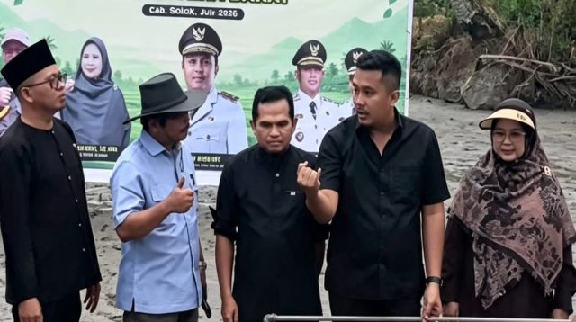 Wakil Gubernur Sumbar dan Wakil Bupati Solok Turun ke Sawah Mencoba Teknologi Baru PM-AAS