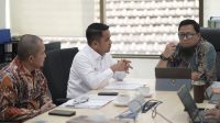 Ruang rapat yang penuh diskusi hangat terlihat jelas, pertemuan Walikota Solok dengan Pihak Bappenas Ruang rapat yang penuh diskusi hangat terlihat jelas, pertemuan Walikota Solok dengan Pihak Bappenas