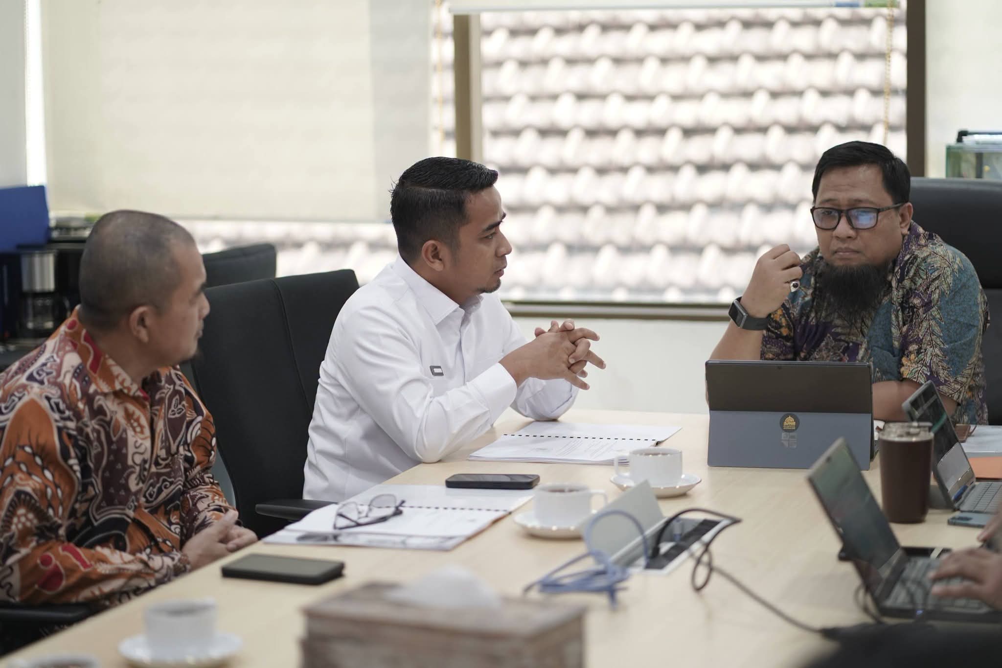 Ruang rapat yang penuh diskusi hangat terlihat jelas, pertemuan Walikota Solok dengan Pihak Bappenas
