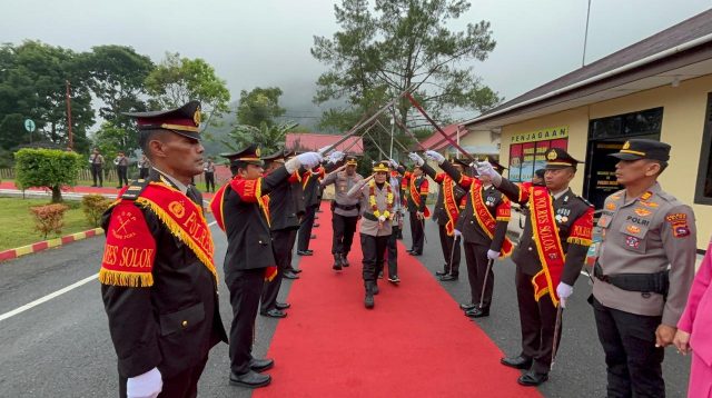AKBP Rini Anggraini disambut dengan penghormatan tradisi Pedang Pora saat memasuki Markas Komando Polres Solok, tanda kehormatan dan dimulainya tugas kepemimpinan baru.
