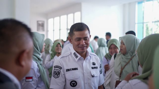 Bupati Solok Dr.(HC) Jon Firman Pandu, SH berbicara dengan hangat dan memberikan semangat kepada para orang tua serta calon siswa sebelum melepas keberangkatan mereka.
