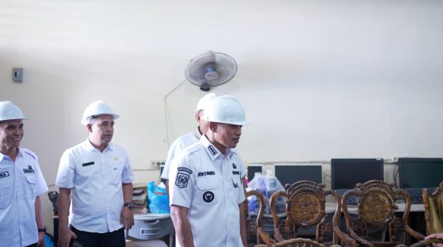 Bupati Solok Dr.(HC) Jon Firman Pandu, SH didampingi jajaran meninjau langsung kondisi ruangan dan progres pekerjaan revitalisasi SMPN 1 Kubung, memastikan pembangunan berjalan rapi dan selesai tepat waktu.