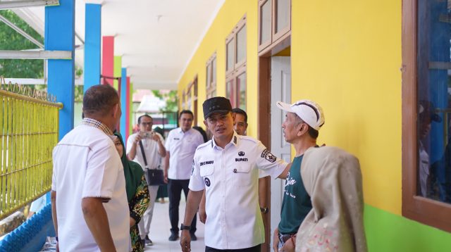 Bupati Solok didampingi jajaran memeriksa progres pembangunan yang telah mencapai 60 persen, berharap fasilitas pendidikan ini segera dapat digunakan dengan aman dan nyaman.