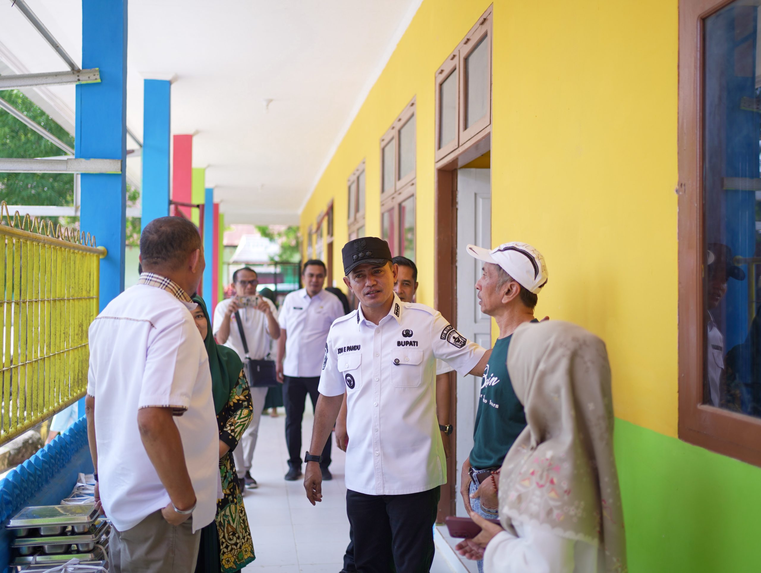 Bupati Solok didampingi jajaran memeriksa progres pembangunan yang telah mencapai 60 persen, berharap fasilitas pendidikan ini segera dapat digunakan dengan aman dan nyaman.