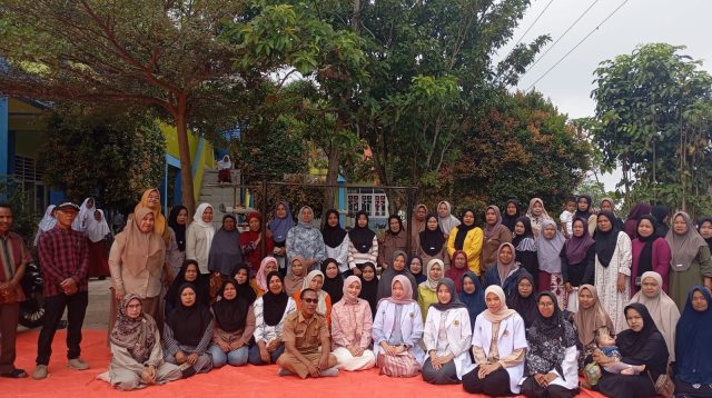 Suasana penuh kebersamaan usai kegiatan sosialisasi Bulan Imunisasi Anak Sekolah, bukti dukungan bersama demi kesehatan dan masa depan anak-anak.