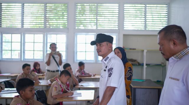 Suasana kunjungan Bupati Solok ke dalam ruang kelas SDN 03 Kotobaru, memastikan setiap aspirasi warga sekolah dapat diperjuangkan sebaik-baiknya.