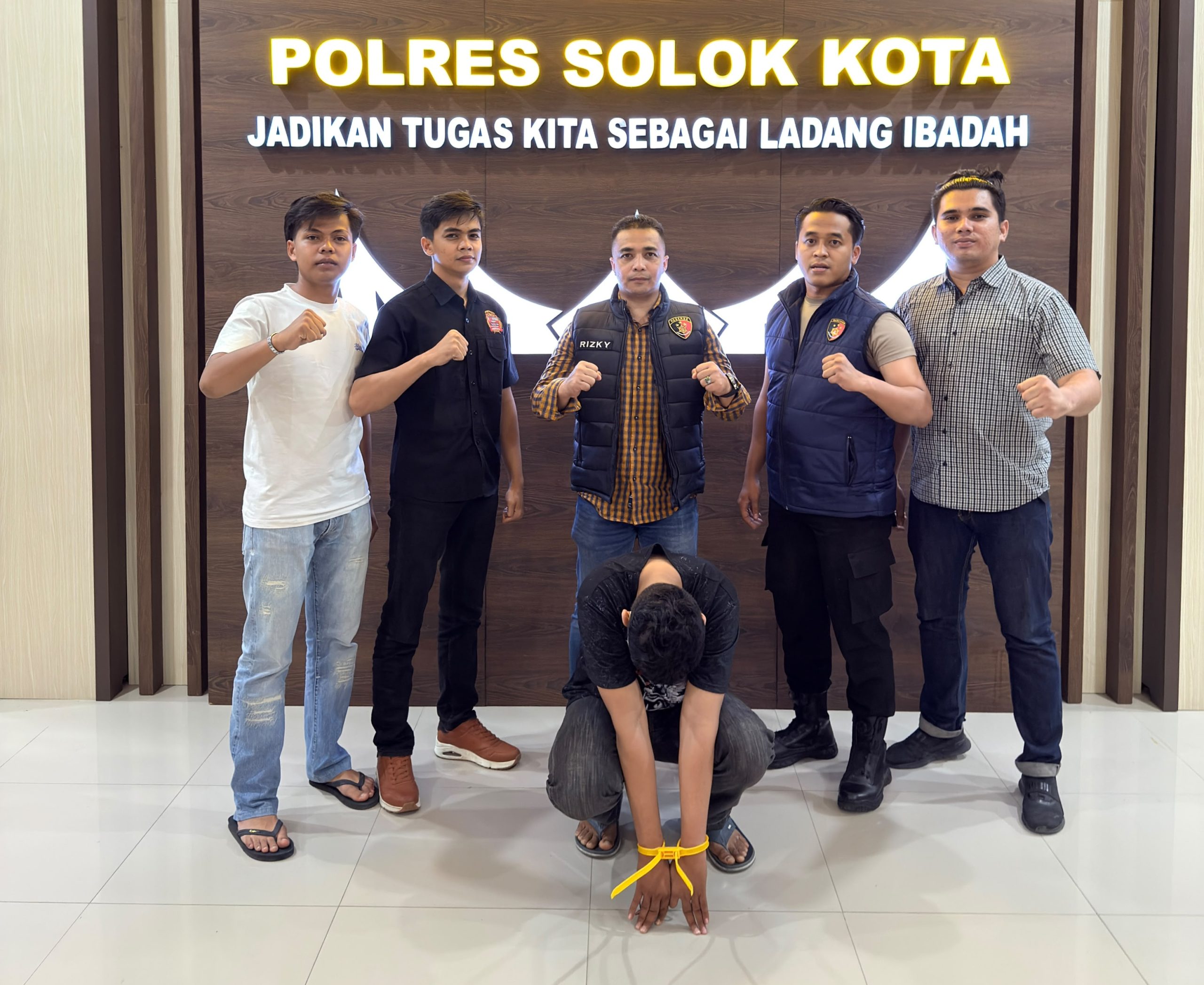 Tersangka saat diamankan petugas.
