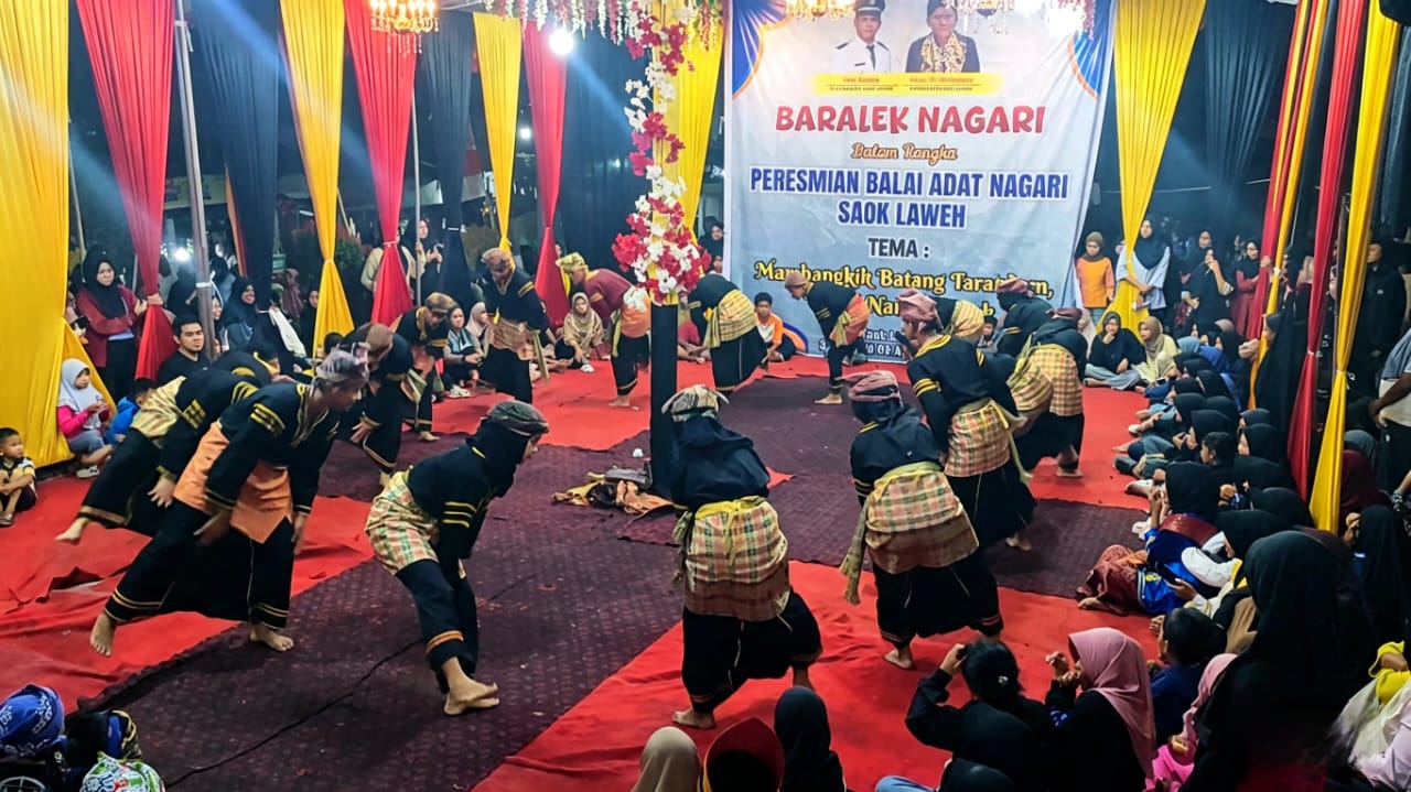 Dua kelompok randai putra-putri Saok Laweh, Mudo Barapi dan Bukik Sago, tampil memukau memeriahkan malam seni jelang peresmian Balai Adat Nagari Saok Laweh.