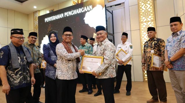 Wakil Kota Solok Suryadi Nurdal Terima Penghargaan