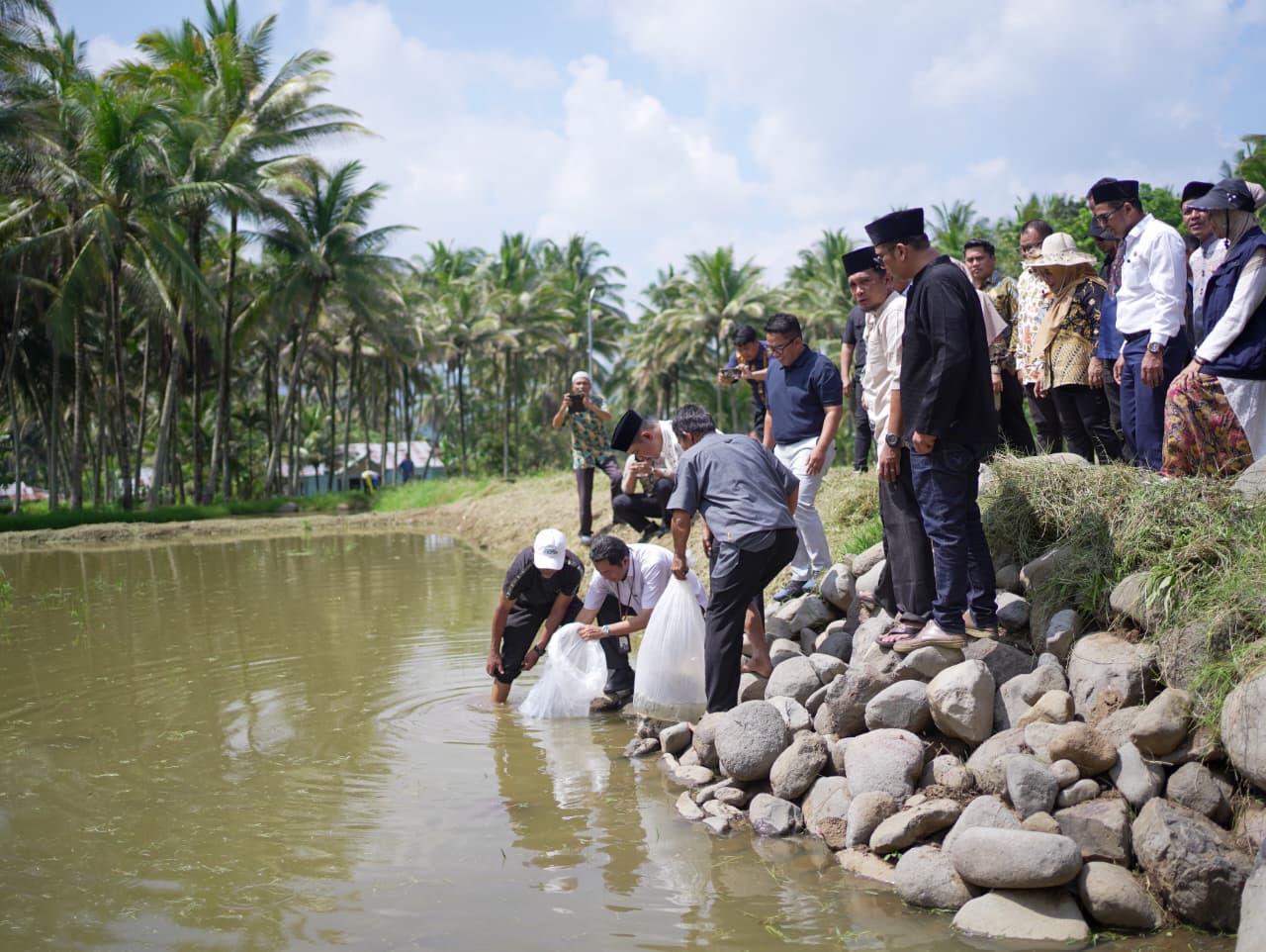 Momen pelepasan 120 ribu benih ikan sebagai wujud harapan baru agar kejayaan budidaya ikan di Nagari Koto Sani dapat bangkit kembali seperti sedia kala.