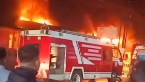 Suasana mencekam saat petugas berjuang menahan laju kobaran api agar tidak merambat ke bangunan lain dan pemukiman warga sekitar