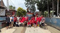 Kebersamaan warga Nagari Salayo, MPL, dan petugas Damkar Kabupaten Solok usai bergotong royong memperbaiki jalan yang rusak demi keselamatan bersama