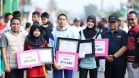 Momen bahagia penerimaan hadiah dan piagam penghargaan bagi para pemenang lomba dalam rangka peringatan Harkopnas ke-79 di kegiatan CFD Tematik Kota Solok