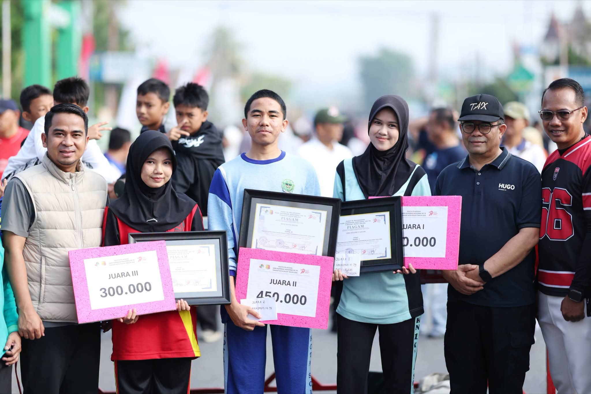 Momen bahagia penerimaan hadiah dan piagam penghargaan bagi para pemenang lomba dalam rangka peringatan Harkopnas ke-79 di kegiatan CFD Tematik Kota Solok