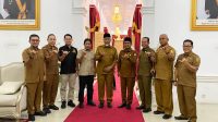 Wali Kota Solok beserta rombongan berfoto bersama Gubernur Sumatera Barat Mahyeldi Ansharullah usai pertemuan silaturahmi dan pembahasan kemajuan pembangunan daerah serta kesiapan Porprov Sumbar