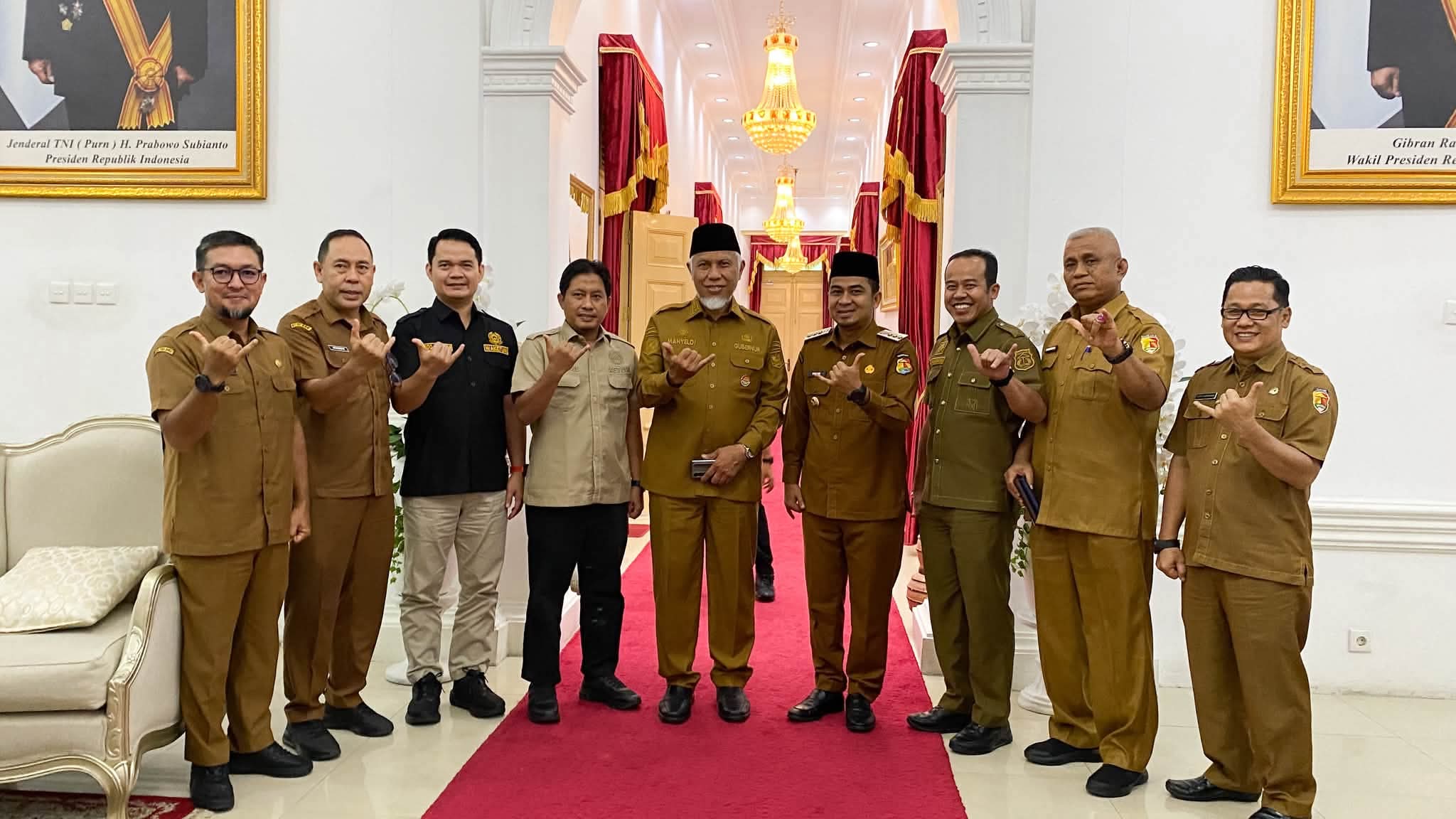 Wali Kota Solok beserta rombongan berfoto bersama Gubernur Sumatera Barat Mahyeldi Ansharullah usai pertemuan silaturahmi dan pembahasan kemajuan pembangunan daerah serta kesiapan Porprov Sumbar