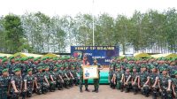 Pangdam I/Bukit Barisan Mayjen TNI Hendy Antariksa bersama prajurit Yonif TP 954/Naga Berkisar, suasana penuh semangat, menyatukan tekad untuk semakin profesional dan setia mengabdi kepada negara
