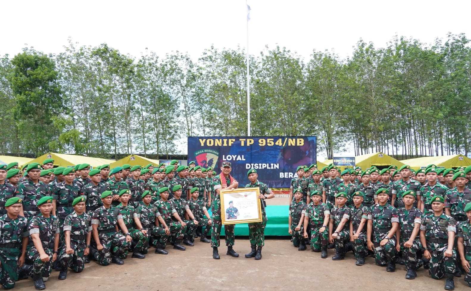 Pangdam I/Bukit Barisan Mayjen TNI Hendy Antariksa bersama prajurit Yonif TP 954/Naga Berkisar, suasana penuh semangat, menyatukan tekad untuk semakin profesional dan setia mengabdi kepada negara