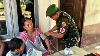 Prajurit Yonif TP 954/Naga Berkisar dengan perhatian memeriksa kesehatan warga secara langsung, sebagai wujud nyata kepedulian dan kemanunggalan TNI bersama rakyat.