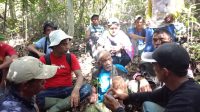 Momen haru saat Akik akhirnya ditemukan tim gabungan dan warga, segera mendapatkan pertolongan pertama sebelum dievakuasi untuk perawatan lebih lanjut
