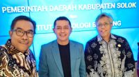 Silaturahmi dan komitmen bersama, Bupati Jon Firman Pandu berfoto bersama usai memperkuat kolaborasi dengan ITB untuk membawa perubahan nyata bagi masyarakat Kabupaten Solok.