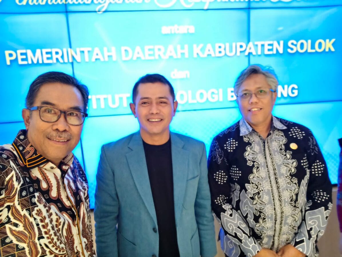 Silaturahmi dan komitmen bersama, Bupati Jon Firman Pandu berfoto bersama usai memperkuat kolaborasi dengan ITB untuk membawa perubahan nyata bagi masyarakat Kabupaten Solok.