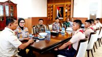 Kebersamaan di meja diskusi: Bupati Solok, Kapolres Solok, dan para taruna saling berbagi pesan di momen pelepasan, membuktikan sinergi yang erat antara pemerintah daerah dan Kepolisian demi pembentukan karakter generasi muda