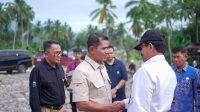 Bupati Solok Dr. (H.C.) Jon Firman Pandu bersalaman hangat dengan Direktur Irigasi Kementerian Pertanian RI Dr. Liferdi Lukman di Nagari Selayo