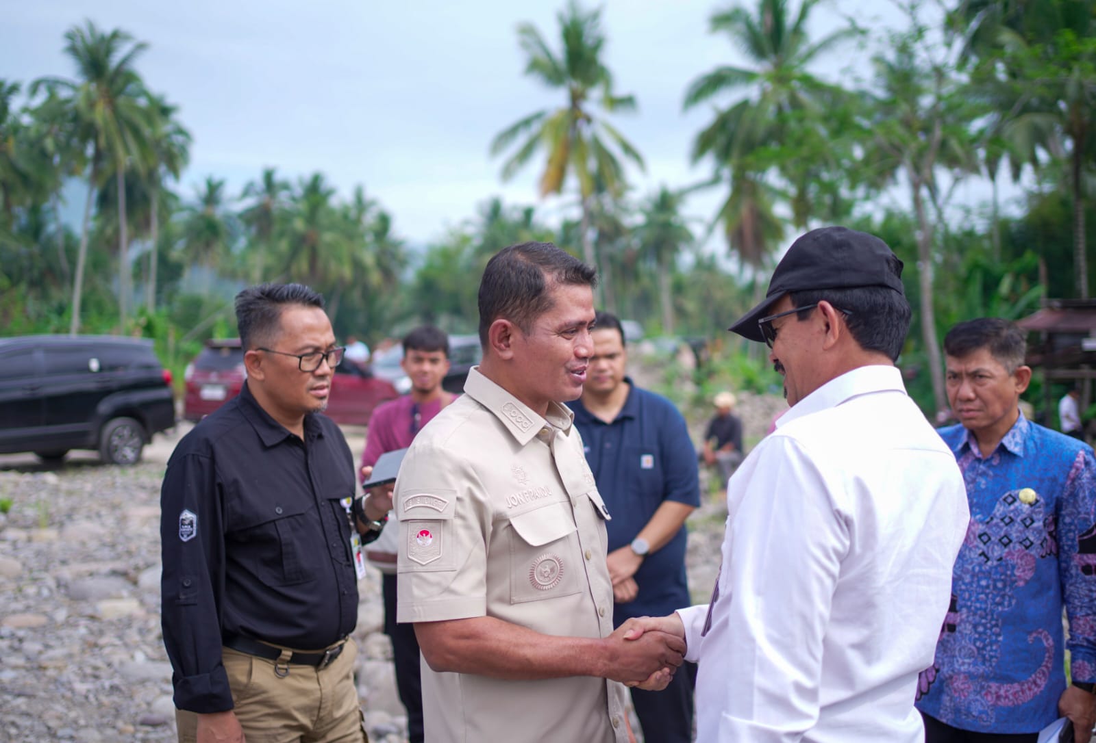 Bupati Solok Dr. (H.C.) Jon Firman Pandu bersalaman hangat dengan Direktur Irigasi Kementerian Pertanian RI Dr. Liferdi Lukman di Nagari Selayo