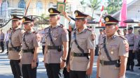 Berdiri tegap siap mengemban amanah, para pejabat baru Polres Solok Kota mengikuti rangkaian upacara serah terima jabatan sebagai bentuk penyegaran organisasi dan peningkatan pelayanan kepada masyarakat.