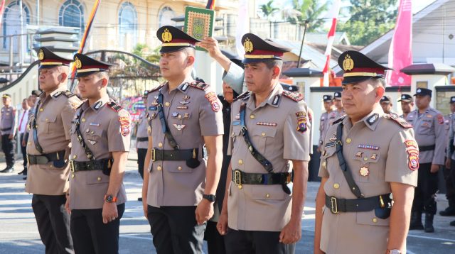Berdiri tegap siap mengemban amanah, para pejabat baru Polres Solok Kota mengikuti rangkaian upacara serah terima jabatan sebagai bentuk penyegaran organisasi dan peningkatan pelayanan kepada masyarakat.