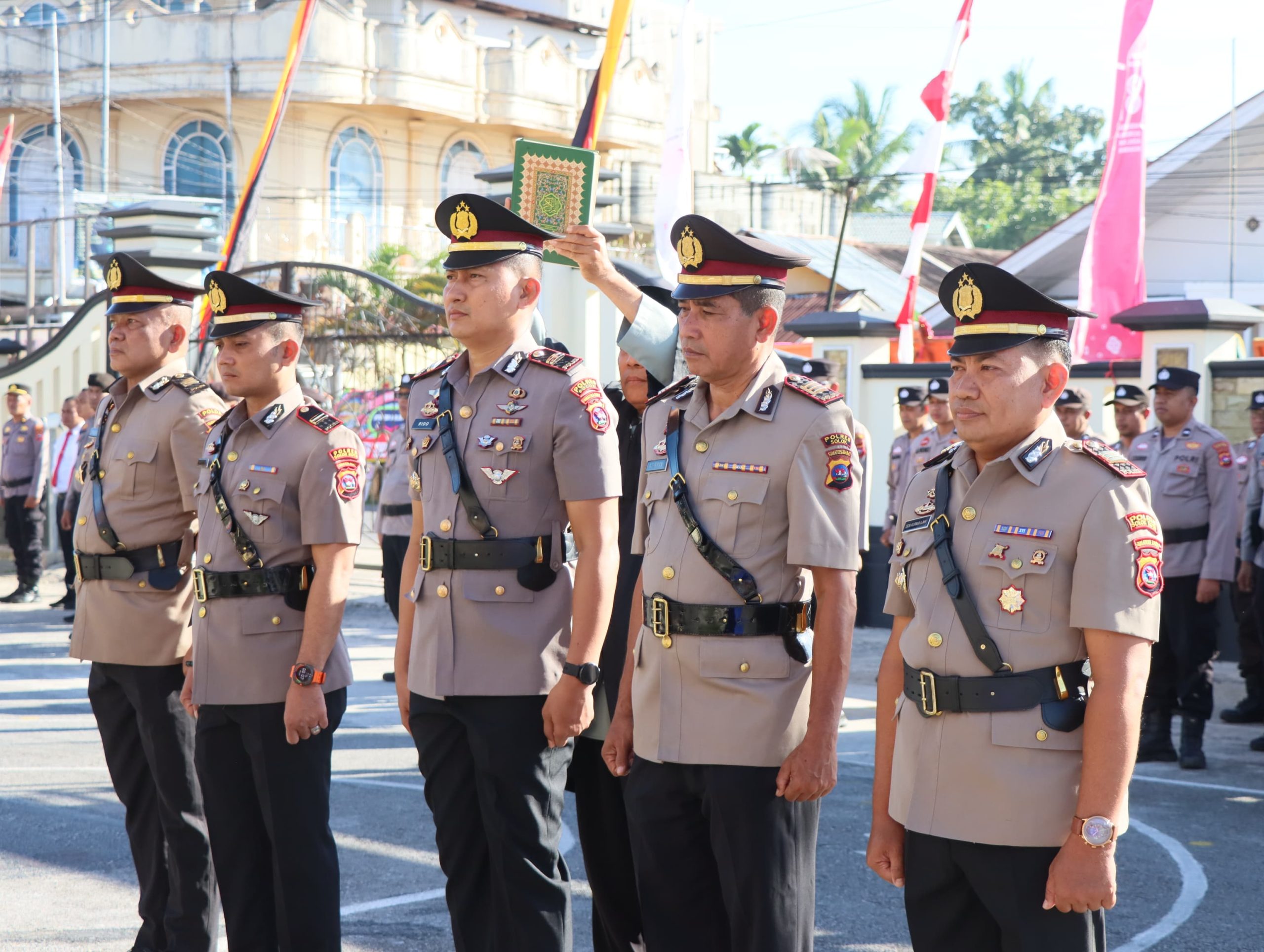 Berdiri tegap siap mengemban amanah, para pejabat baru Polres Solok Kota mengikuti rangkaian upacara serah terima jabatan sebagai bentuk penyegaran organisasi dan peningkatan pelayanan kepada masyarakat.