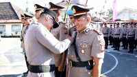 Tangan yang menyematkan amanah, senyum yang menyambut harapan. AKP Oon Kurnia Illahi siap kembali mengabdi di Solok, membawa semangat kerja nyata yang sudah lama dikenal dan disayangi oleh masyarakat.