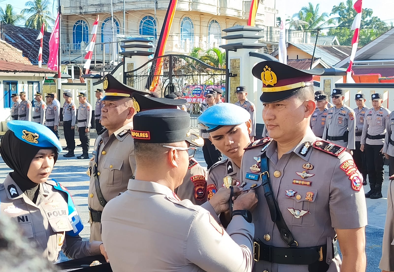 Tanda jabatan disematkan, harapan pun tumbuh kembali. IPTU Rido siap kembali berdiri di tengah arus lalu lintas, mengenal setiap titik rawan, dan hadir saat masyarakat membutuhkan